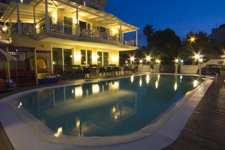 Hotel Mocambo Piscina E Spiaggia San Benedetto del Tronto Dış mekan fotoğraf