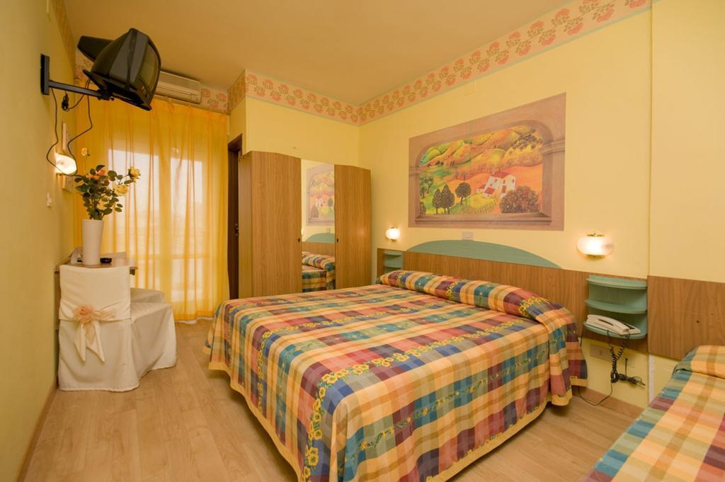 Hotel Mocambo Piscina E Spiaggia San Benedetto del Tronto Oda fotoğraf
