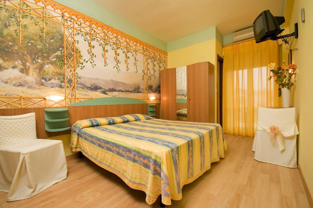 Hotel Mocambo Piscina E Spiaggia San Benedetto del Tronto Oda fotoğraf