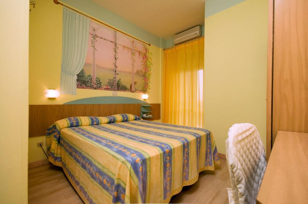 Hotel Mocambo Piscina E Spiaggia San Benedetto del Tronto Oda fotoğraf