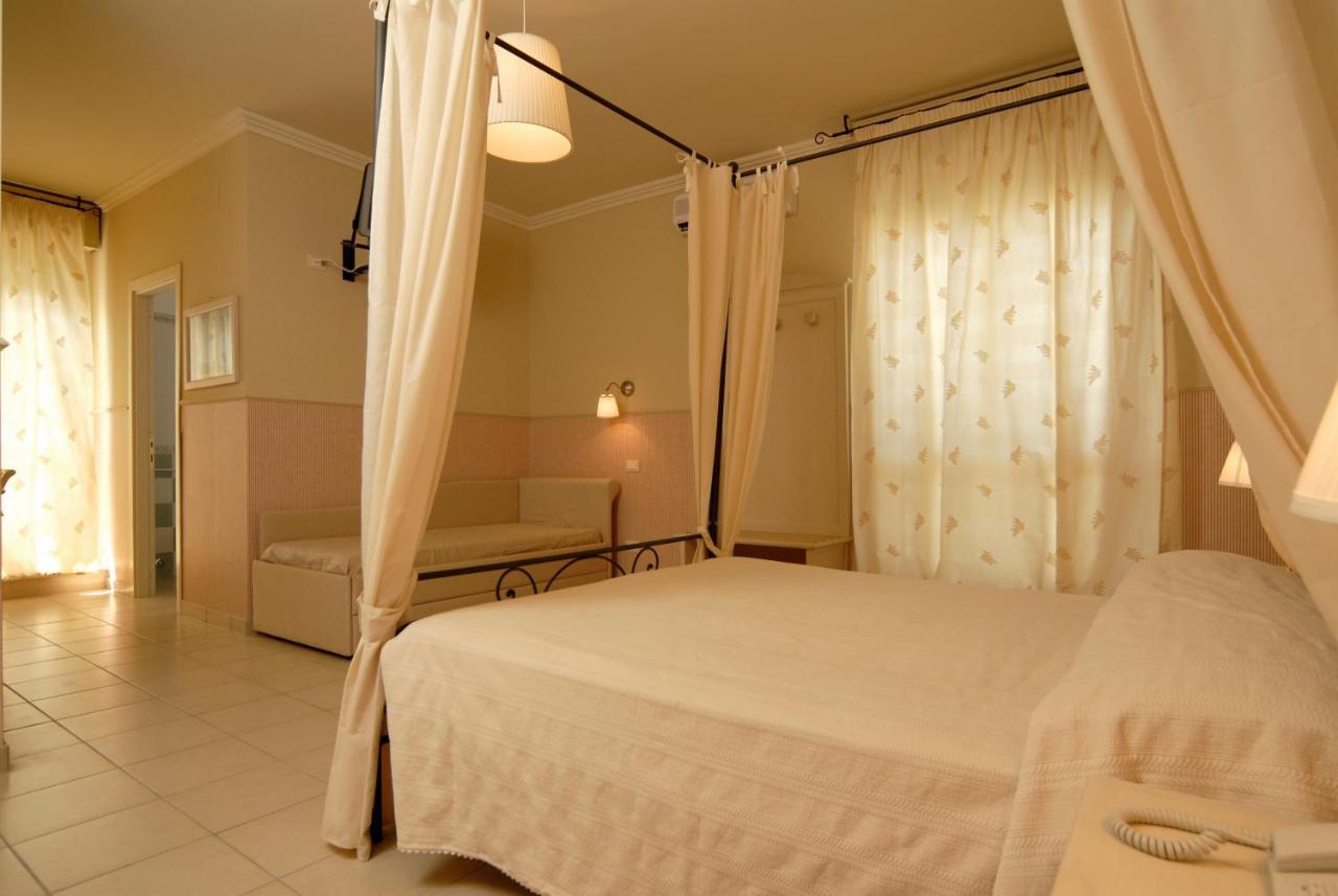 Hotel Mocambo Piscina E Spiaggia San Benedetto del Tronto Dış mekan fotoğraf