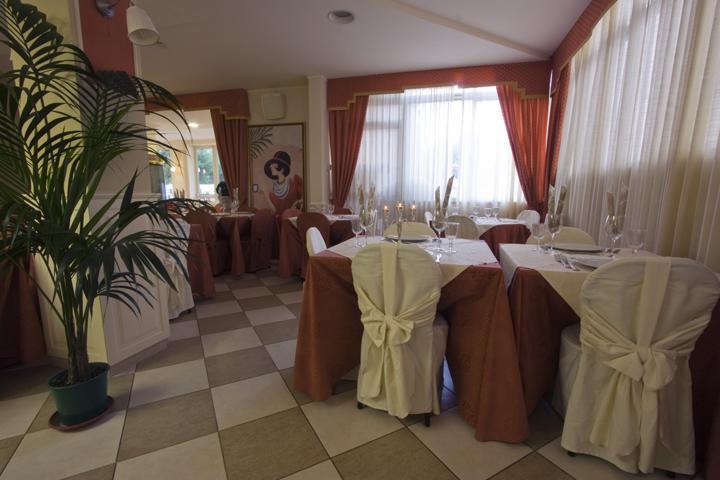 Hotel Mocambo Piscina E Spiaggia San Benedetto del Tronto Dış mekan fotoğraf
