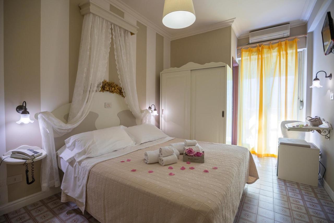 Hotel Mocambo Piscina E Spiaggia San Benedetto del Tronto Dış mekan fotoğraf